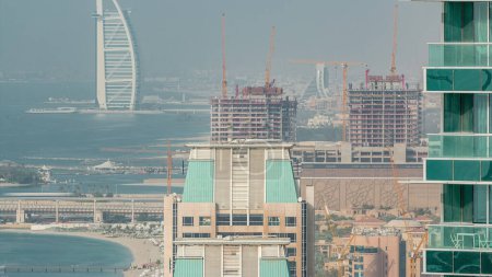 Téléchargez les photos : Gratte-ciel modernes dans Jumeirah plage résidence à Dubaï, JBR timelapse aérien avec palmier Jumeirah sur un fond pendant le coucher du soleil - en image libre de droit