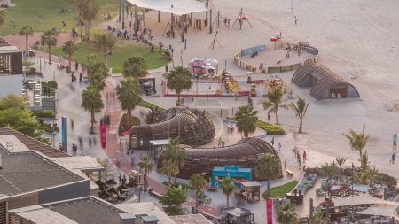 Vista general del paseo marítimo Jumeirah Beach Residence JBR skyline aerial timelapse. Tiendas, restaurantes y otros entretenimientos desde arriba
