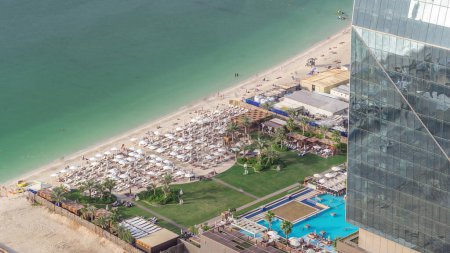 Vista general del paseo marítimo Jumeirah Beach Residence JBR skyline aerial timelapse with yacht and boats. Tiendas, restaurantes y otros entretenimientos desde arriba
