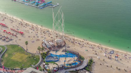 Vista general del paseo marítimo Jumeirah Beach Residence JBR skyline aerial timelapse with yacht and boats. Tiendas, restaurantes y otros entretenimientos desde arriba
