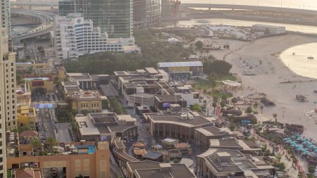 Téléchargez les photos : Vue d'ensemble du front de mer Jumeirah Beach Residence JBR skyline timelapse aérien avec yacht et bateaux. Commerces, restaurants et autres divertissements d'en haut - en image libre de droit