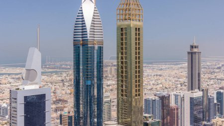Vue aérienne des bâtiments de Sheikh Zayed Road et DIFC timelapse aérien à Dubaï, Émirats arabes unis. Tours et gratte-ciel modernes dans le centre financier et le centre-ville
