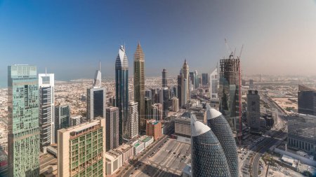 Téléchargez les photos : Vue aérienne des bâtiments de Sheikh Zayed Road et DIFC timelapse aérien à Dubaï, Émirats arabes unis. Tours et gratte-ciel modernes dans le centre financier et le centre-ville - en image libre de droit