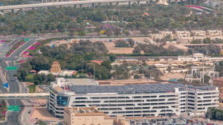 Téléchargez les photos : Parking vu de dessus timelapse, vue aérienne du quartier financier avec des voitures entrant et sortant. Dubai, Émirats arabes unis - en image libre de droit