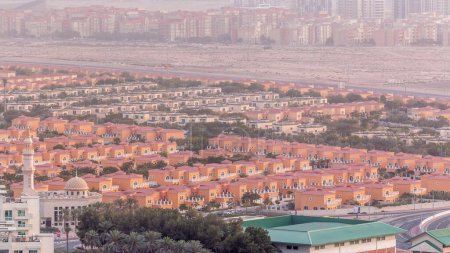 Vista aérea de casas de apartamentos, mezquitas y villas en Dubai timelapse cerca de las torres del lago jumeirah distrito, Emiratos Árabes Unidos. Vista superior desde rascacielos con tráfico en carretera