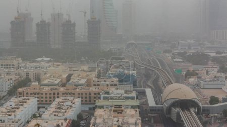 Foto de Dubai paisaje urbano durante la tormenta de arena timelapse, vista aérea de los rascacielos y el tráfico en la carretera desde el distrito de Zabeel, Emiratos Árabes Unidos
. - Imagen libre de derechos