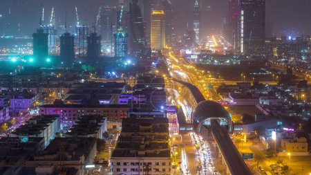 Téléchargez les photos : Dubaï paysage urbain pendant la tempête de sable nuit timelapse, vue aérienne des gratte-ciel et la circulation sur la route du quartier de Zabeel, Émirats arabes unis - en image libre de droit