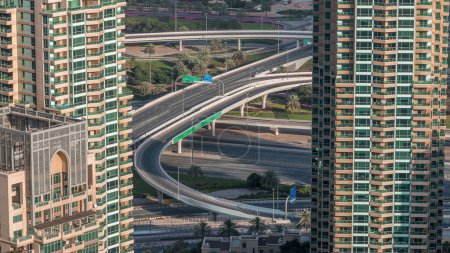 Foto de Dubai Marina salida de la carretera entre rascacielos, espaguetis junction vista aérea. Tráfico en un puente con torres modernas - Imagen libre de derechos