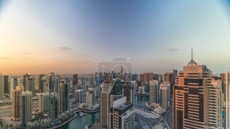 Téléchargez les photos : Les gratte-ciel de Dubai Marina et les tours du lac Jumeirah offrent une vue panoramique au lever du soleil depuis le haut lieu aérien du matin aux Émirats arabes unis. Trafic routier - en image libre de droit