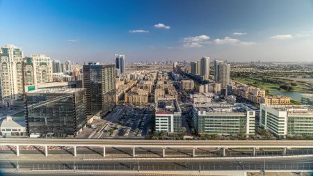 Téléchargez les photos : Quartiers Tecom, Barsha et Greens vue aérienne depuis Internet ville timelapse. Bâtiments de bureaux et résidences d'en haut. Ciel nuageux - en image libre de droit