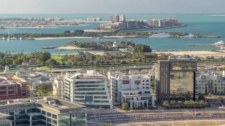 Foto de Palm Jumeirah y el timelapse aéreo de la ciudad de Internet. Vista desde arriba con tráfico y villas. Dubai, Emiratos Árabes Unidos - Imagen libre de derechos