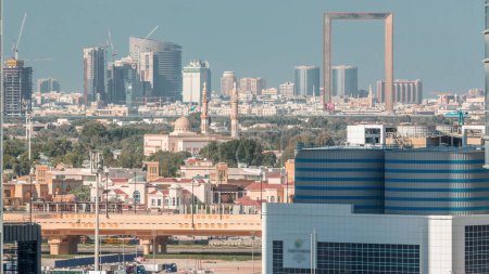 Téléchargez les photos : Skyline de la ville avec des gratte-ciel modernes dans le quartier de Deira et Zabeel et ciel bleu par une journée ensoleillée ciel aérien de Business Bay, Dubaï, Émirats arabes unis - en image libre de droit