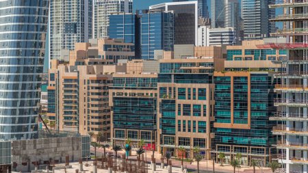 Téléchargez les photos : Belle vue sur les nouveaux gratte-ciel modernes dans le quartier de luxe à la journée ensoleillée avec ciel bleu intemporel antenne à Business Bay, Dubai, Émirats arabes unis - en image libre de droit