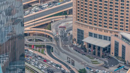 Foto de Dubai calle del centro con tráfico ocupado y rascacielos alrededor timelapse. Carretera moderna y edificios urbanos con vista aérea al centro comercial. Sheikh Mohammed bin Rashid Blvd - Imagen libre de derechos