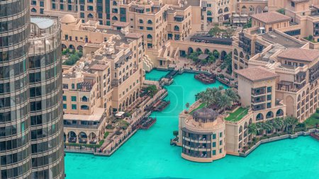 Foto de Dubai centro con fuentes zona cerca del centro comercial y timelapse zoco. Vista aérea a la isla del casco antiguo desde arriba - Imagen libre de derechos