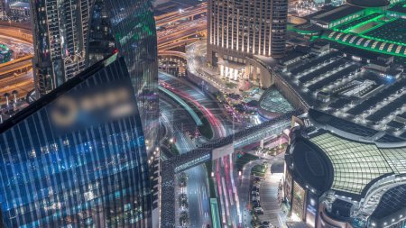 Foto de Dubai calle del centro con tráfico ocupado y rascacielos alrededor de la noche timelapse. Carretera moderna y edificios urbanos con vista aérea al centro comercial. Sheikh Mohammed bin Rashid Blvd - Imagen libre de derechos