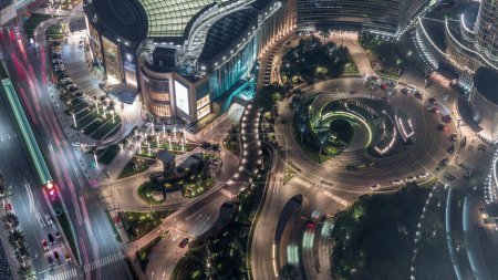 Foto de Dubai calle del centro con tráfico ocupado en círculo y rascacielos alrededor de la noche timelapse. Carretera moderna y edificios urbanos con vista aérea al centro comercial. Sheikh Mohammed bin Rashid Blvd - Imagen libre de derechos