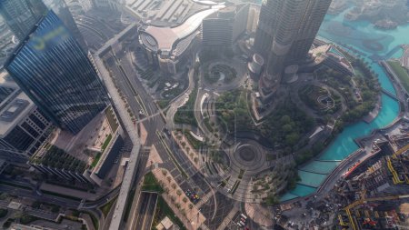 Téléchargez les photos : Dubai rue du centre-ville avec trafic achalandé et gratte-ciel autour de timelapse. Bâtiments routiers et urbains modernes avec vue aérienne sur le centre commercial. Cheikh Mohammed bin Rashid Blvd - en image libre de droit
