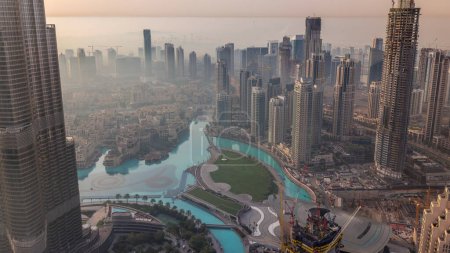 erstaunliche Luftaufnahme Dubais Wolkenkratzer in der Innenstadt im Zeitraffer mit Springbrunnen und Morgennebel, Dubai, vereinigte arabische Emirate. Moderne Türme und Baustelle