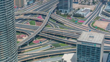 Téléchargez les photos : Vue aérienne de l'échangeur routier au centre-ville de Dubaï timelapse. Paysages urbains pont de circulation, logistique. Routes et ruelles Crossroads, Dubaï, Émirats arabes unis - en image libre de droit