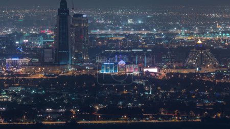 Téléchargez les photos : Vue aérienne du quartier Zabeel et Dubai Creek avec des bâtiments typiques anciens et modernes timelapse de nuit. Aéroport sur un fond. Vue depuis le toit du gratte-ciel. Dubai, Émirats arabes unis - en image libre de droit