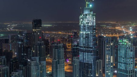 erstaunliche Luftaufnahme von Dubais Wolkenkratzern in der Innenstadt Nacht zum Tag Übergang Zeitraffer mit Springbrunnen, Dubai, vereinigte arabische Emirate. beleuchtete moderne Türme und Baustelle vor Sonnenaufgang