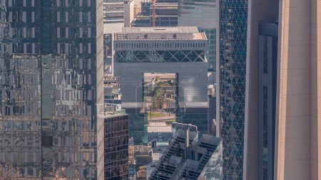 Téléchargez les photos : Dubai International Financial Centre district avec des gratte-ciel modernes timelapse. Vue aérienne du centre-ville avec circulation dans les rues - en image libre de droit