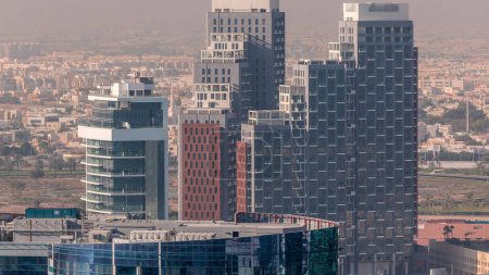 Téléchargez les photos : La baie d'affaires de Dubaï domine l'espace-temps aérien du matin. Vue sur le toit de certains gratte-ciel et de nouvelles tours en construction. Temps haineux - en image libre de droit