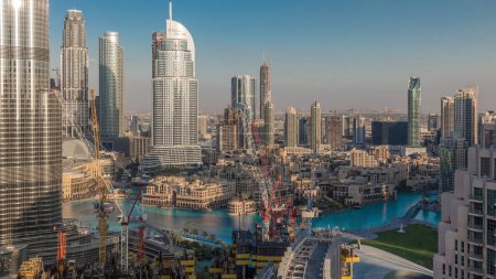 Téléchargez les photos : Dubaï gratte-ciel du centre-ville vue aérienne incroyable à timelapse du soir avec fontaines, Dubaï, Émirats arabes unis. Tours modernes et chantier de construction - en image libre de droit