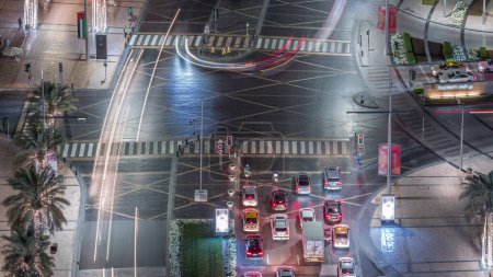 Téléchargez les photos : Vue aérienne de l'intersection avec de nombreux transports dans la circulation et la marche moderne ruelle nuit timelapse à Dubaï Centre-ville, Dubaï, Émirats arabes unis - en image libre de droit