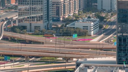 Téléchargez les photos : Vue aérienne de l'échangeur routier au centre-ville de Dubaï timelapse. Paysages urbains pont de circulation et parking. Routes et ruelles Crossroads, Dubaï, Émirats arabes unis - en image libre de droit