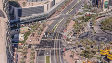 Téléchargez les photos : Vue aérienne de l'intersection avec de nombreux transports dans la circulation et l'allée de marche moderne avec fontaine timelapse à Dubaï Dowtnown, Dubaï, Émirats arabes unis - en image libre de droit