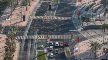 Téléchargez les photos : Vue aérienne de l'intersection avec de nombreux transports dans la circulation et la marche moderne ruelle timelapse à Dubaï Dowtnown, Dubaï, Émirats arabes unis - en image libre de droit