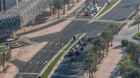 Foto de Vista aérea de la intersección con muchos transportes en el tráfico y callejón moderno con palmeras timelapse en Dubai Downtown, Dubai, Emiratos Árabes Unidos - Imagen libre de derechos