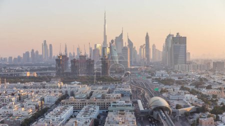 Téléchargez les photos : Dubaï skyline après le coucher du soleil avec de belles lumières du centre-ville et Sheikh Zayed circulation routière. Tours éclairées et gratte-ciel vue aérienne depuis le quartier de Zabeel. Dubai, Émirats arabes unis - en image libre de droit