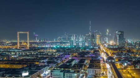 Foto de Skyline Dubai con hermosas luces del centro de la ciudad y Sheikh Zayed tráfico por carretera noche timelapse. Torres iluminadas y rascacielos vista aérea desde el distrito de Zabeel. Dubai, Emiratos Árabes Unidos - Imagen libre de derechos