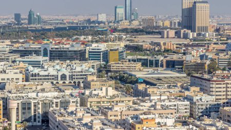 Téléchargez les photos : Vue aérienne du quartier Deira et Dubai Creek avec des bâtiments typiques anciens et modernes timelapse. Festival ville sur fond. Vue depuis le toit du gratte-ciel. Dubai, Émirats arabes unis - en image libre de droit