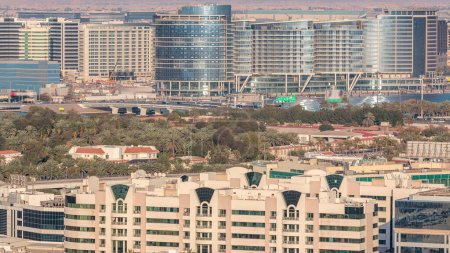 Téléchargez les photos : Vue aérienne du quartier Deira et Dubai Creek avec des bâtiments typiques anciens et modernes timelapse. Trafic sur le pont. Vue depuis le toit du gratte-ciel. Dubai, Émirats arabes unis - en image libre de droit