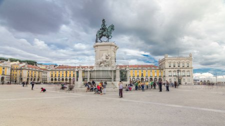 Foto de Bronze statue of King Jose I and triumphal arch at Rua Augusta at Commerce square timelapse hyperlapse in Lisbon, Portugal. Cloudy sky. Walking area - Imagen libre de derechos