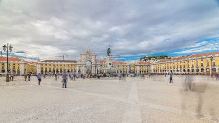 Téléchargez les photos : Arc de triomphe à Rua Augusta et statue en bronze du roi José Ier sur la place du Commerce à Lisbonne, Portugal. Ciel nuageux. Après le grand tremblement de terre de 1775 à Lisbonne, la place a été entièrement rénovée - en image libre de droit