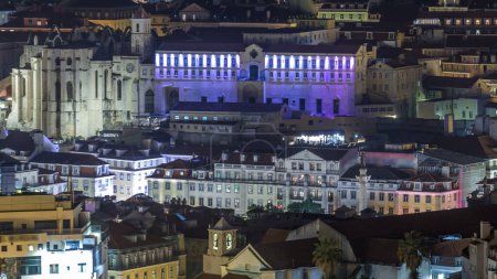 Foto de Vista aérea de Lisboa del centro de la ciudad con catedral iluminada en la noche de otoño timelapse, Portugal. Vista superior desde el mirador Miradouro da Nossa Senhora do Monte - Imagen libre de derechos