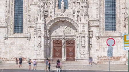 Foto de Entrada a Mosteiro dos Jerónimos timelapse, un antiguo monasterio muy ornamentado, situado en el distrito de Belem, en el oeste de Lisboa. Portugal - Imagen libre de derechos
