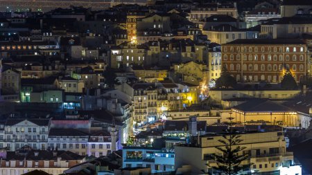 Téléchargez les photos : Vue aérienne du centre-ville de Lisbonne avec bâtiments éclairés et terrasse sur le toit la nuit timelapse, Portugal. Vue de dessus depuis le point de vue de Sophia de Mello Breyner Andresen - en image libre de droit