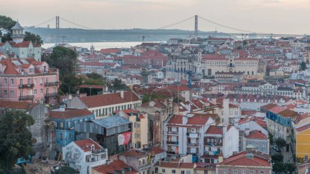 Téléchargez les photos : Panorama de Lisbonne après le coucher du soleil vue aérienne du centre-ville avec toits et vieille cathédrale à l'automne de jour à la nuit passage timelapse, Portugal. Vue de dessus depuis le point de vue de Sophia de Mello Breyner Andresen - en image libre de droit