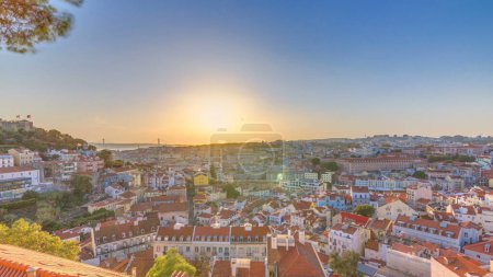 Téléchargez les photos : Lisbonne au coucher du soleil panorama aérien du centre-ville avec des toits rouges à Timelapse soirée d'automne, Portugal. Vue de dessus depuis le point de vue de Sophia de Mello Breyner Andresen - en image libre de droit