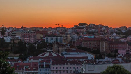 Téléchargez les photos : Lever de soleil sur Lisbonne paysage urbain aérien horizon timelapse du point de vue de Saint-Pierre d'Alcantara, Portugal. Bâtiments historiques d'en haut au matin - en image libre de droit