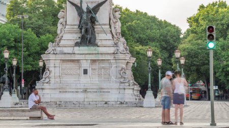 Téléchargez les photos : Monument aux Restaurateurs timelapse à Restauradores Square Lisbonne, Portugal. Arbres verts et circulation dans la rue - en image libre de droit