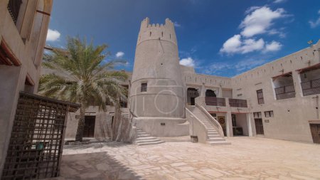 Téléchargez les photos : Fort historique au Musée d'Ajman hyperlapsus timelapse avec ciel bleu, Émirats arabes unis. Escaliers près de la tour - en image libre de droit