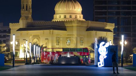 Foto de Mezquita Al Noor en Sharjah por la noche con timelapse fuente. Emiratos Árabes Unidos. Iluminación nocturna - Imagen libre de derechos