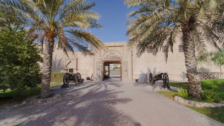 Foto de Fortaleza histórica en el Museo de Ajman timelapse hiperlapso con el cielo azul, Emiratos Árabes Unidos. Entrada al patio interior - Imagen libre de derechos